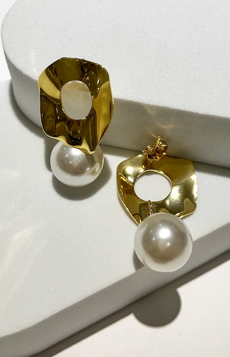 Divine Connection Pearl Gold Earring