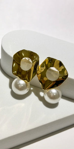 Divine Connection Pearl Gold Earring