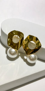 Divine Connection Pearl Gold Earring