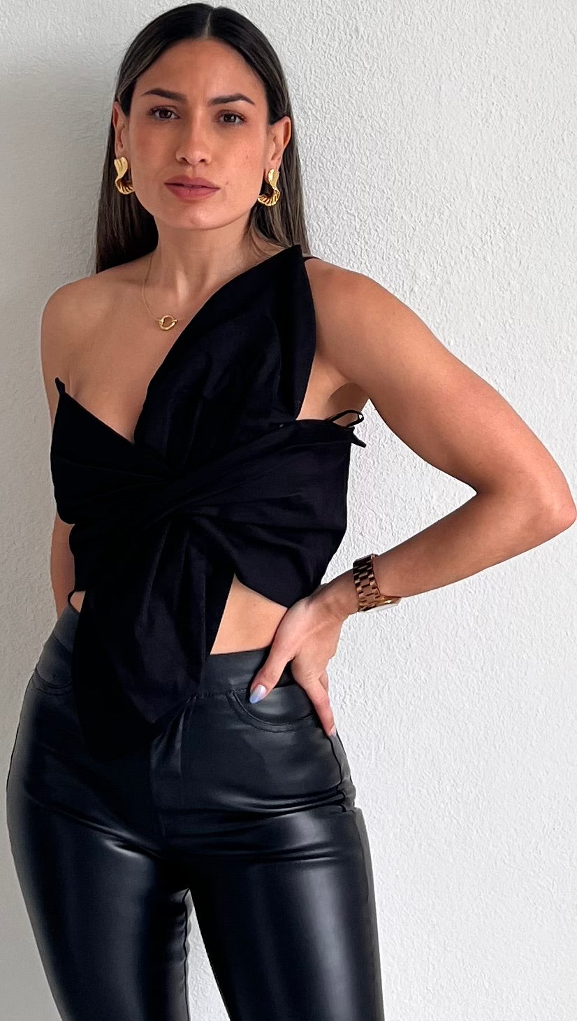 Bloom Style Black One-Shoulder Crop Top